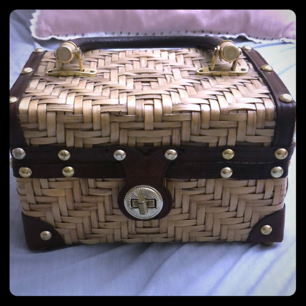 Vintage straw hand bag